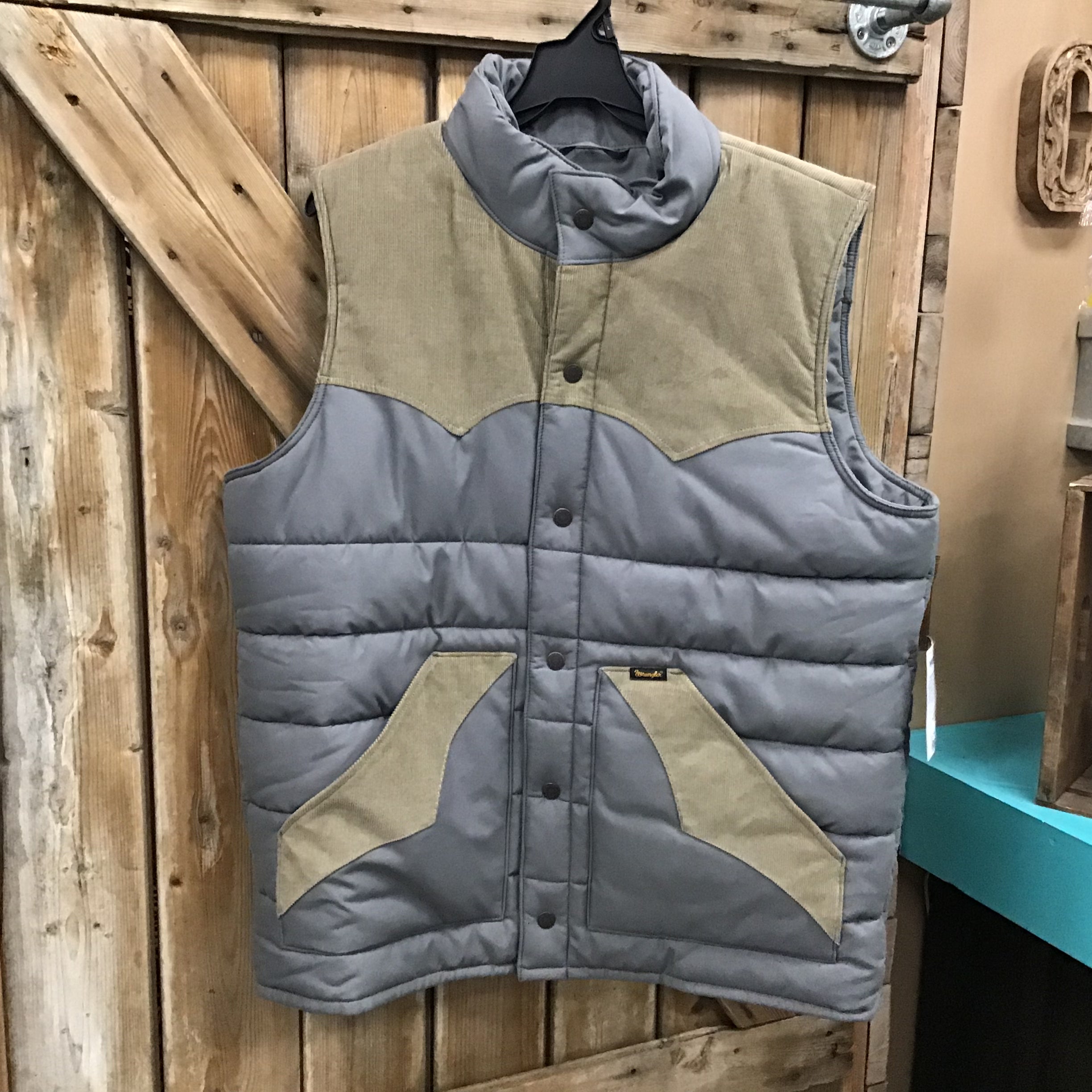 Wrangler Men’s Puffy Vest- size LARGE